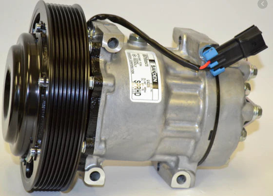 Automann 830.31041 air conditioning compressor 7H15 type, showing the metallic cylinder and pulley system on a white background.